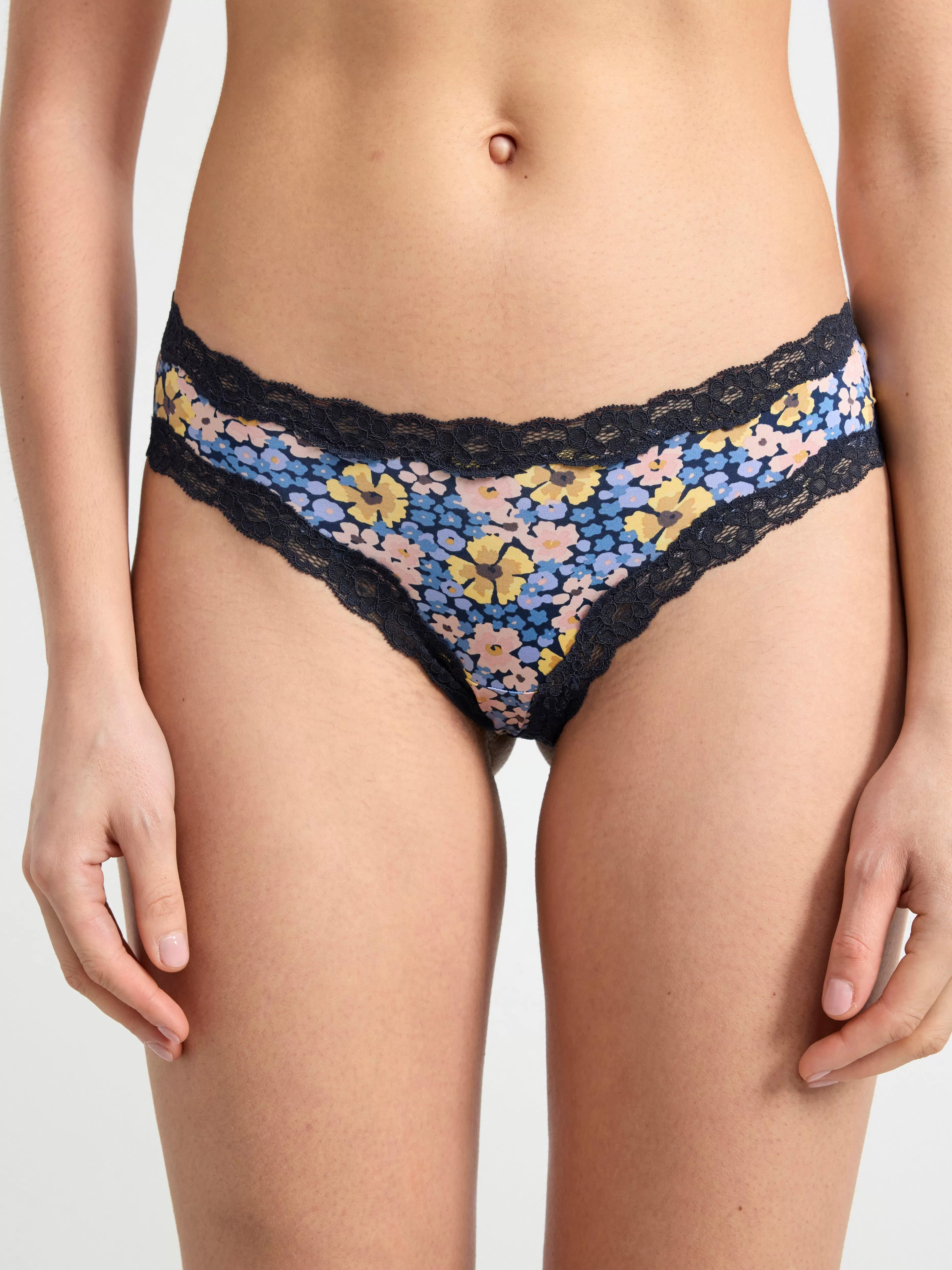 Dam Lindex Brazilian Low Waist Trosa Med Hogt Skuret Ben Och Blommor