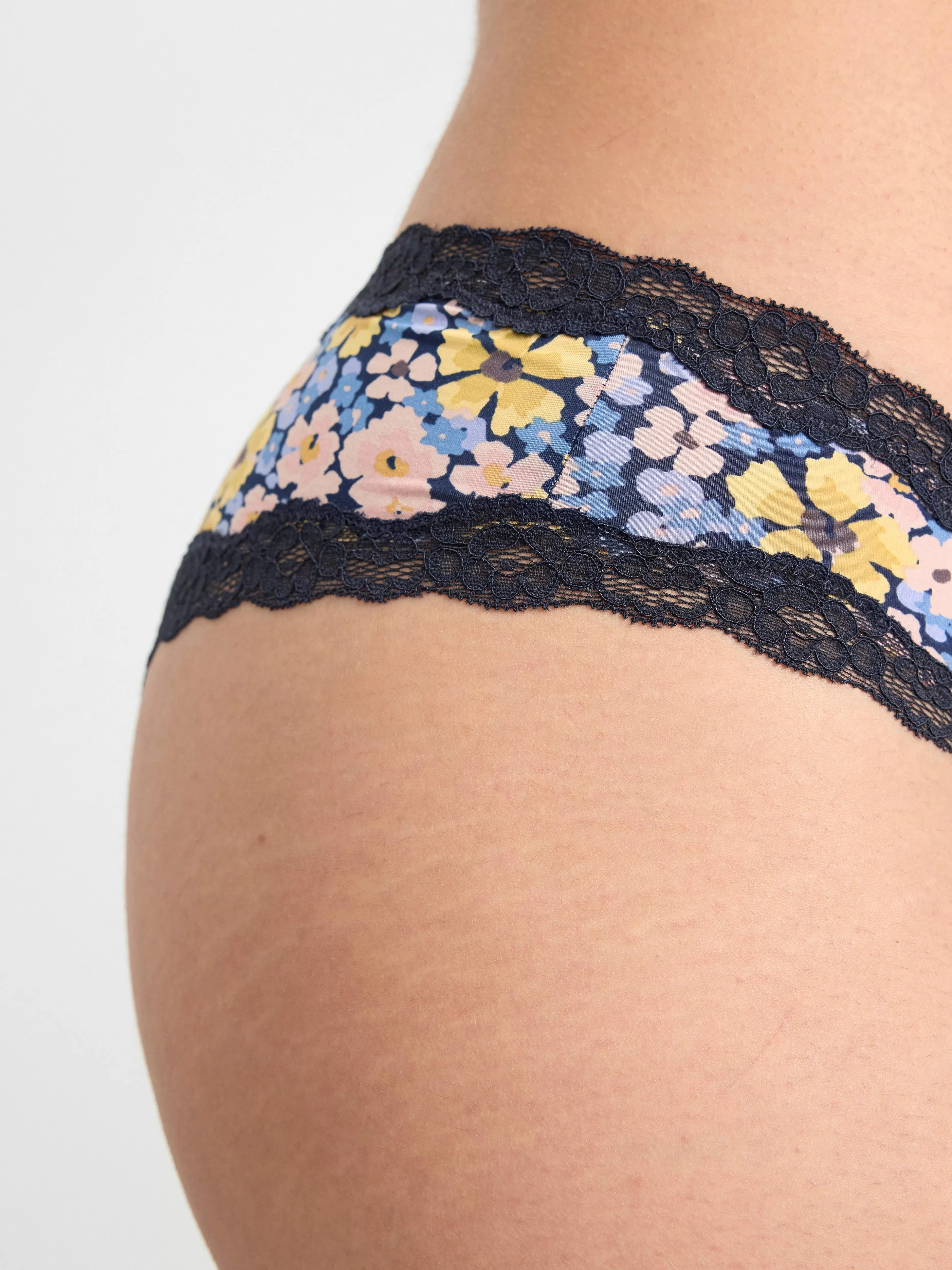 Dam Lindex Brazilian Low Waist Trosa Med Hogt Skuret Ben Och Blommor