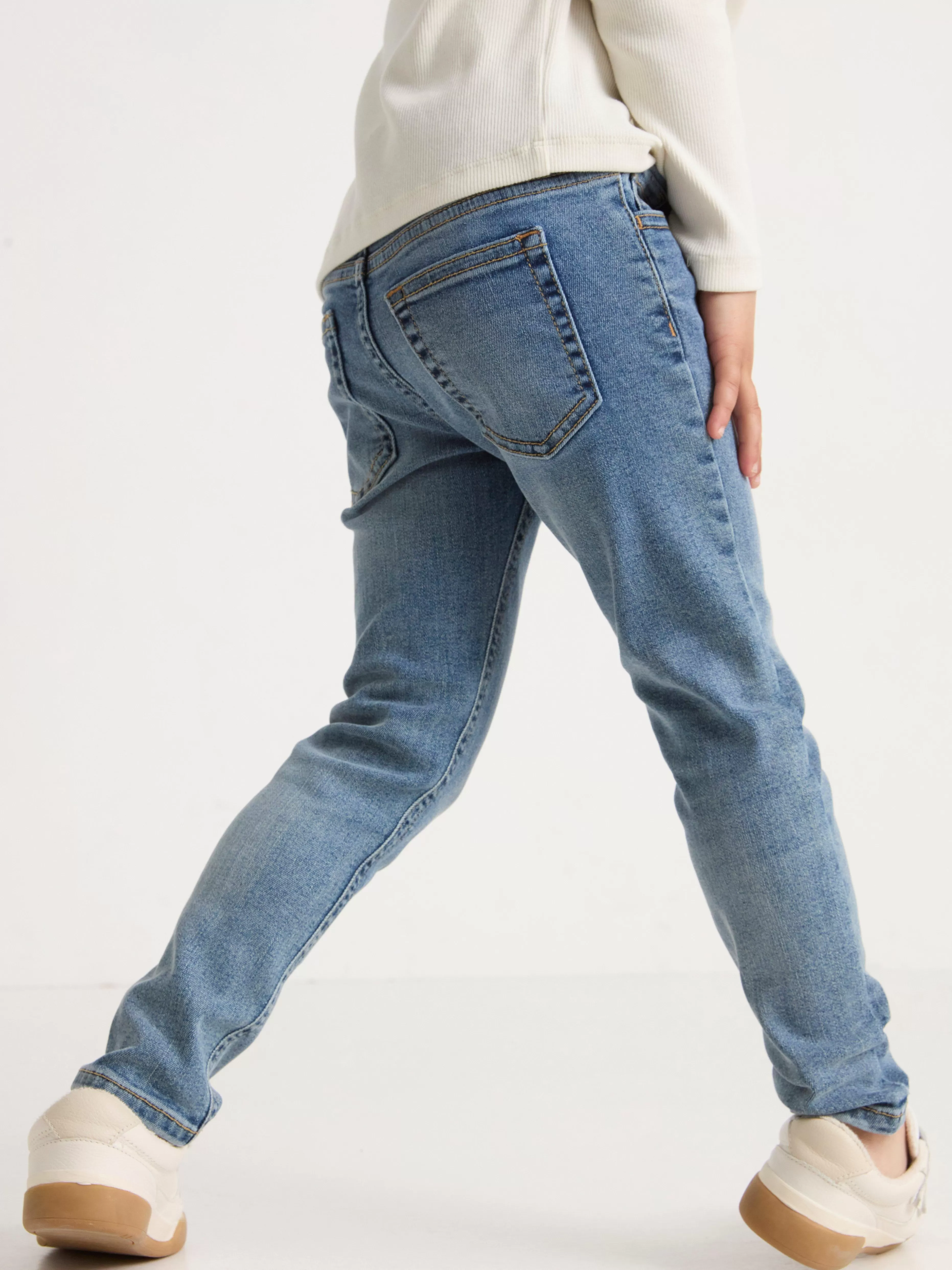 Barn Lindex Sam Superstretchiga Pull-Up-Jeans Med Slim Fit Och Normalhog Midja