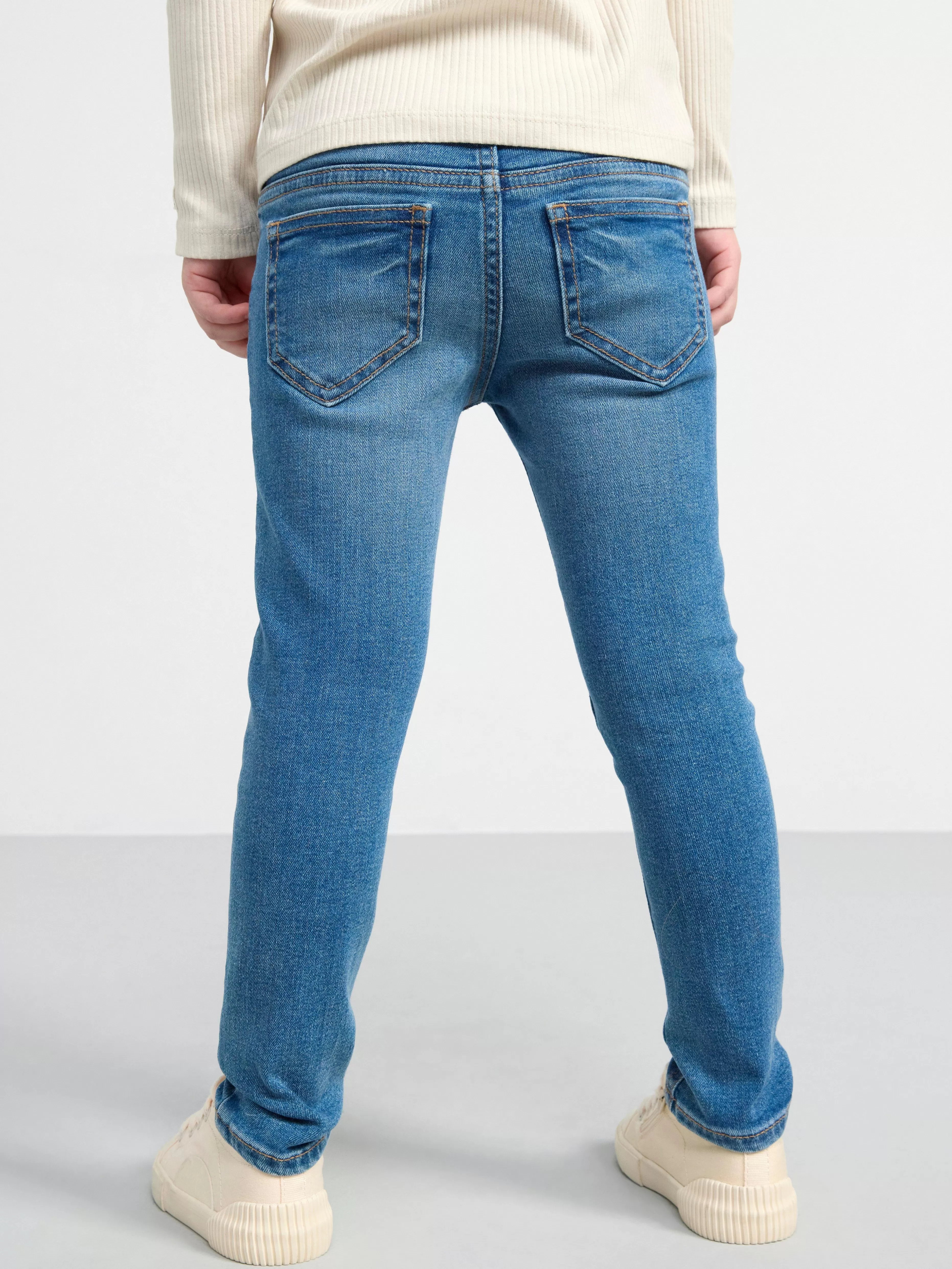 Barn Lindex Sara Slim Jeans Med Normalhog Midja Och Broderier Pa Knana