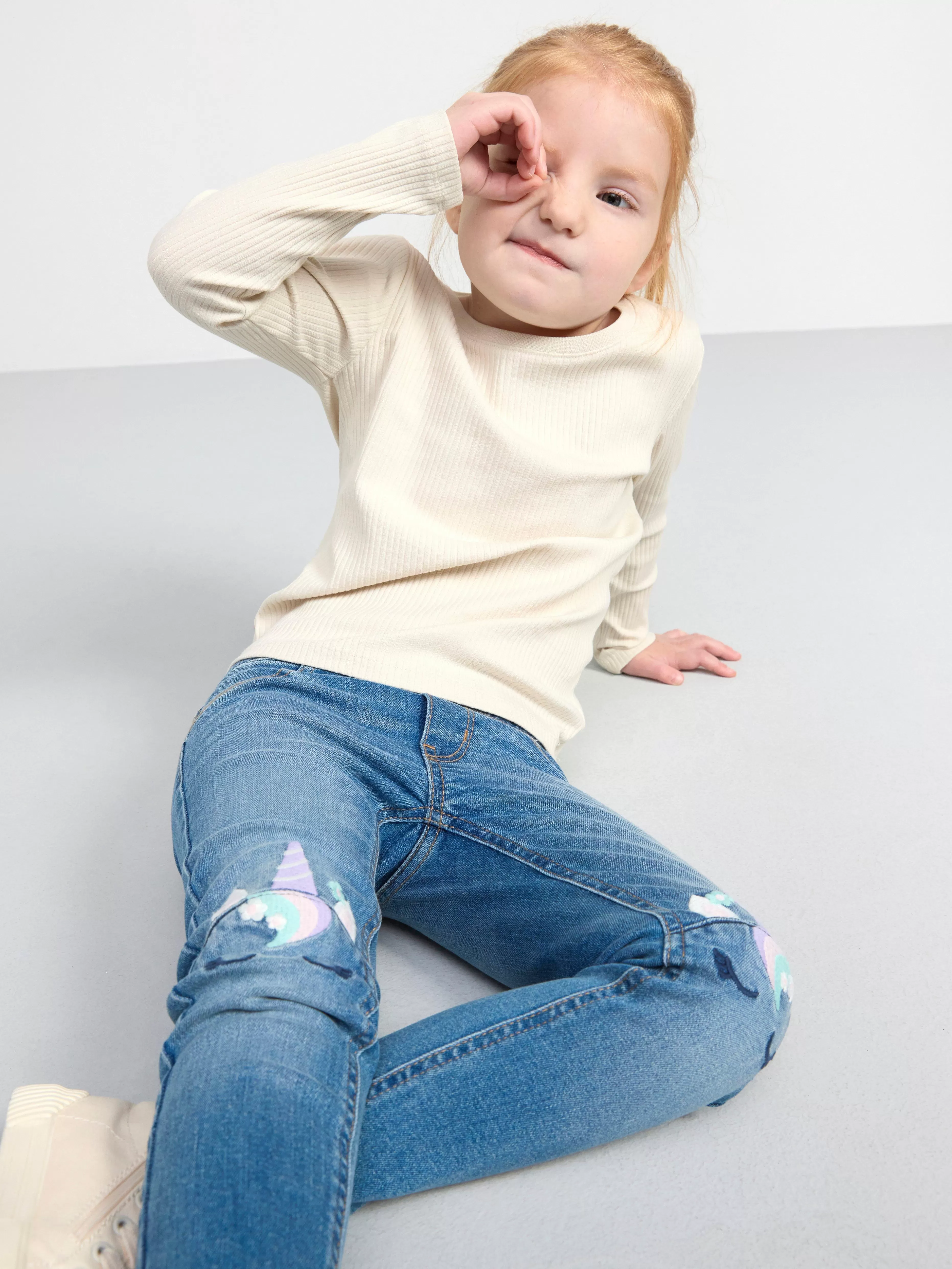 Barn Lindex Sara Slim Jeans Med Normalhog Midja Och Broderier Pa Knana