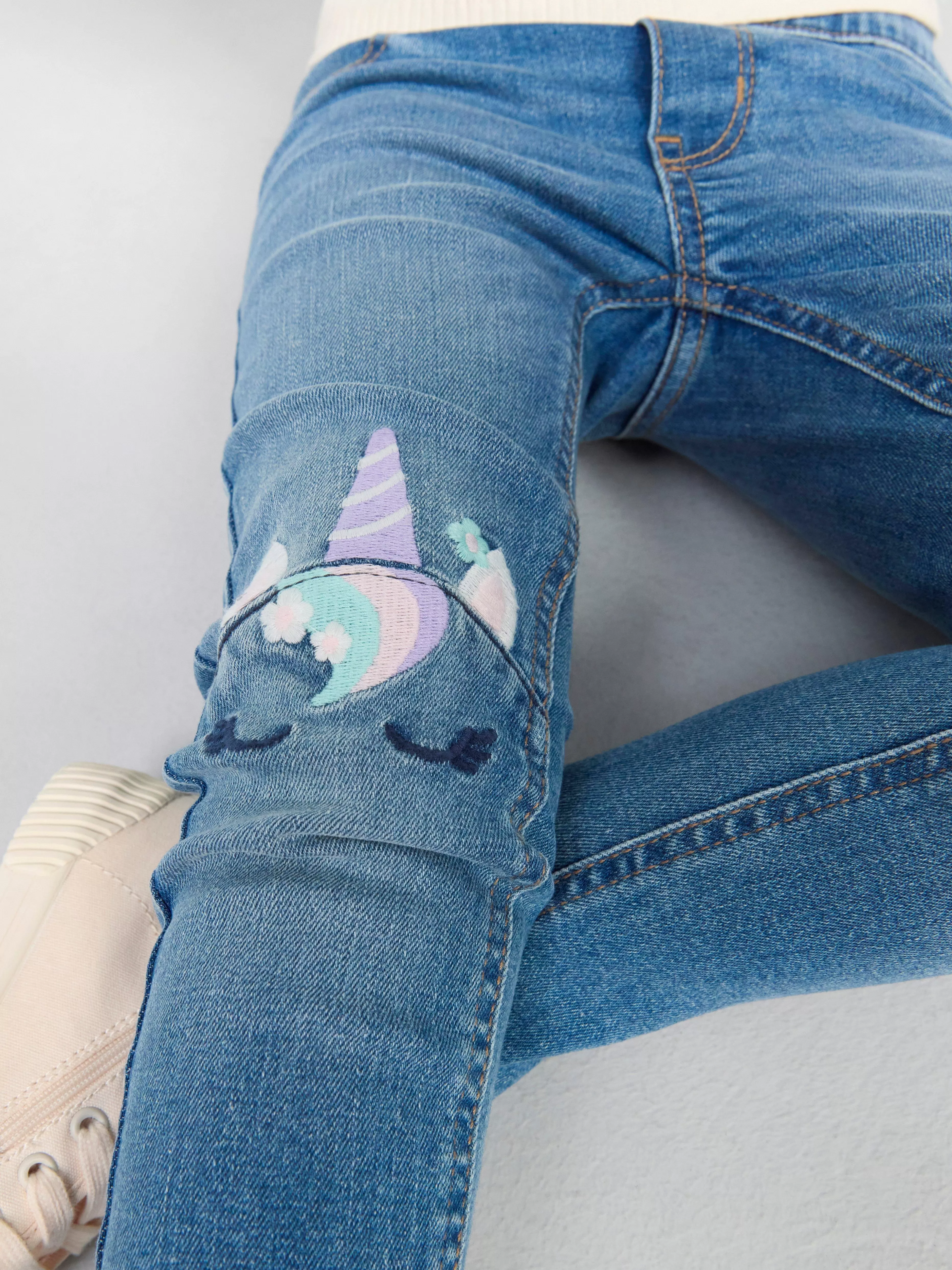 Barn Lindex Sara Slim Jeans Med Normalhog Midja Och Broderier Pa Knana