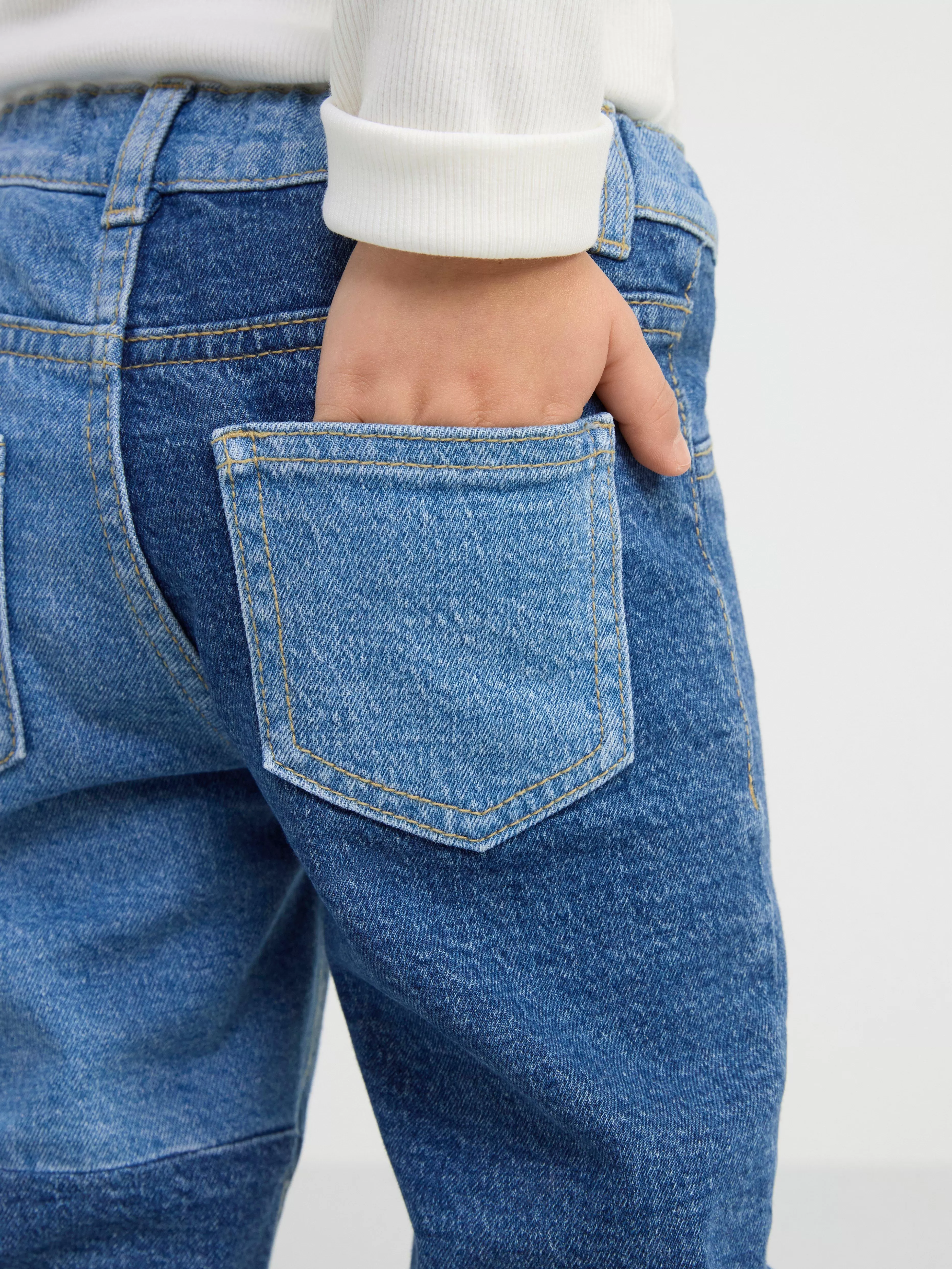 Barn Lindex Stina Jeans Med Rakt Ben, Normalhog Midja Och Lapptacksmonster