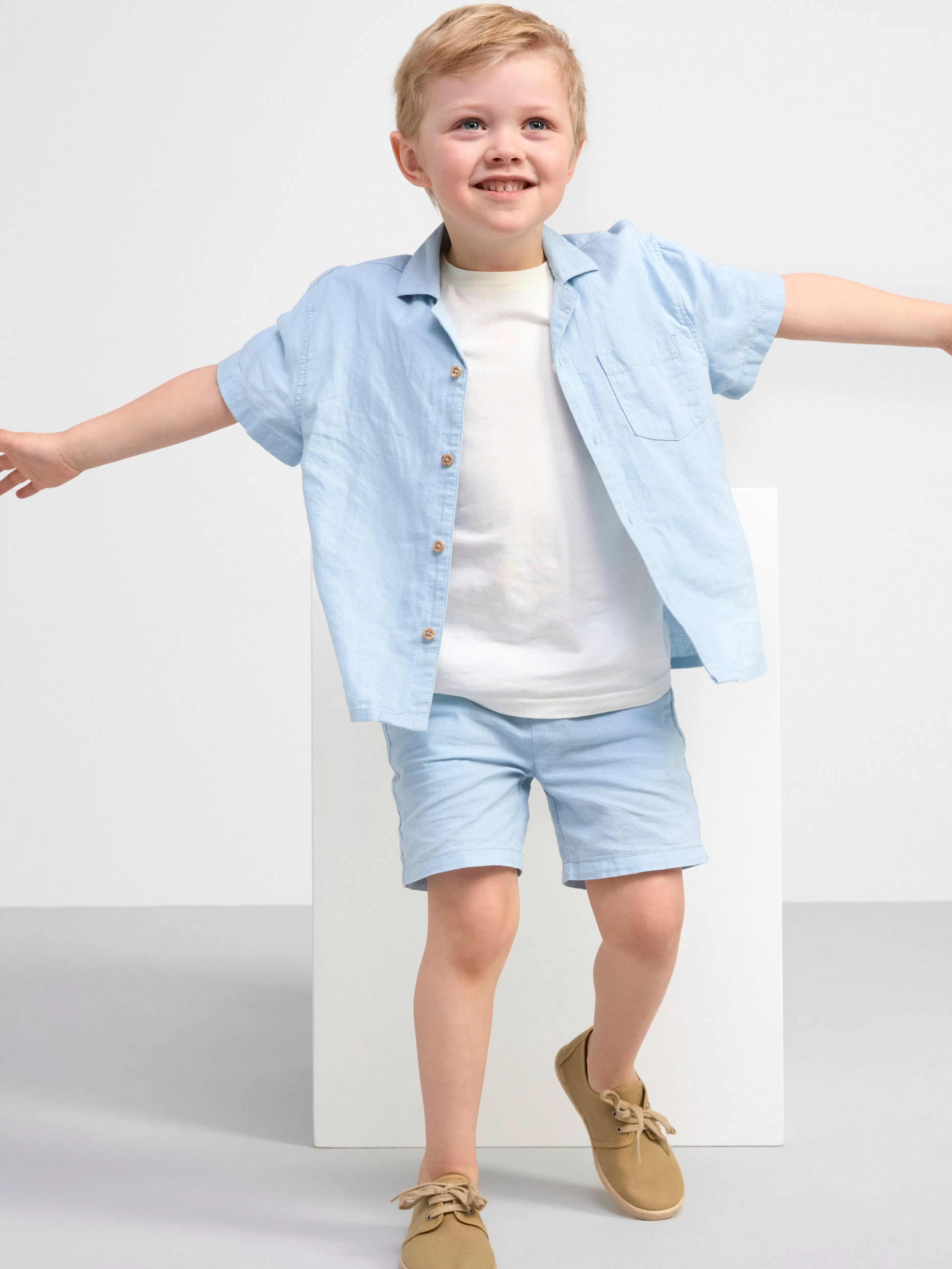 Barn Lindex Sven Shorts Med Normalhog Midja Och Rakt Ben I Linneblandning